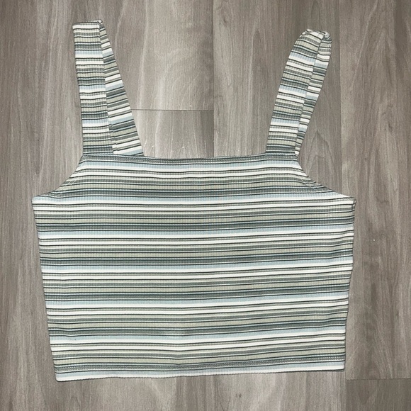 AE Crop Top Size Medium - Picture 1 of 2